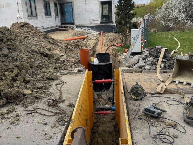  - Pripojkyrn.sk - Kanalizačné prípojky, vodovodné prípojky, zemné a výkopové práce - Zemné a výkopové práce, kanalizačné prípojky, vodovodné prípojky, výkopy základov domov, úprava terénu